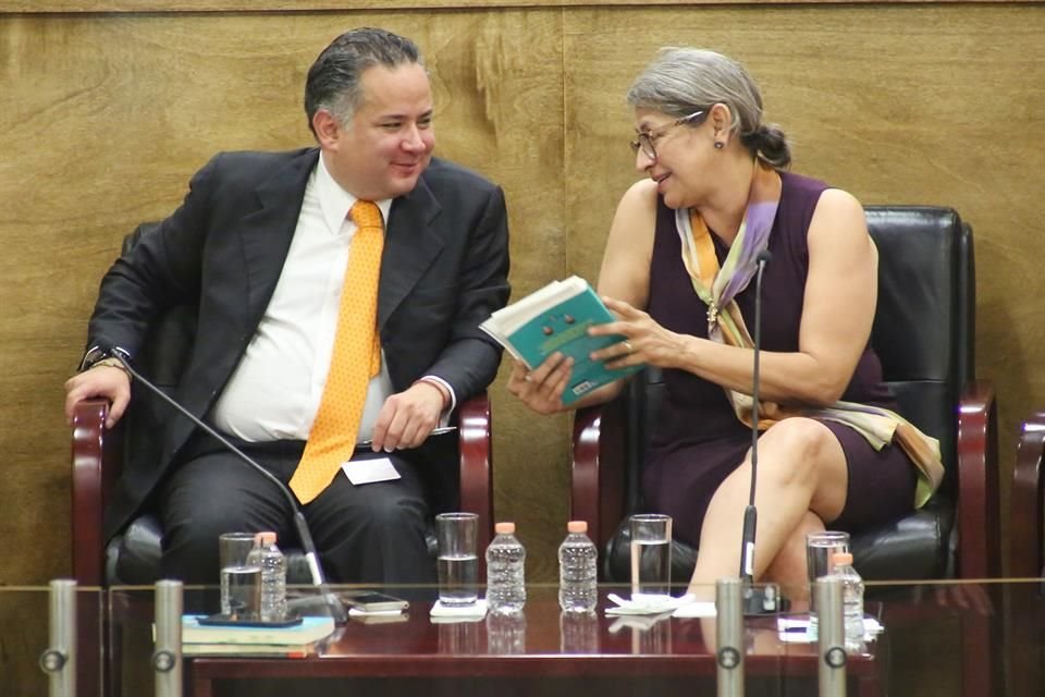 Santiago Nieto presentó su libro 'Sin filias ni fobias: Memorias de un fiscal incómodo'.