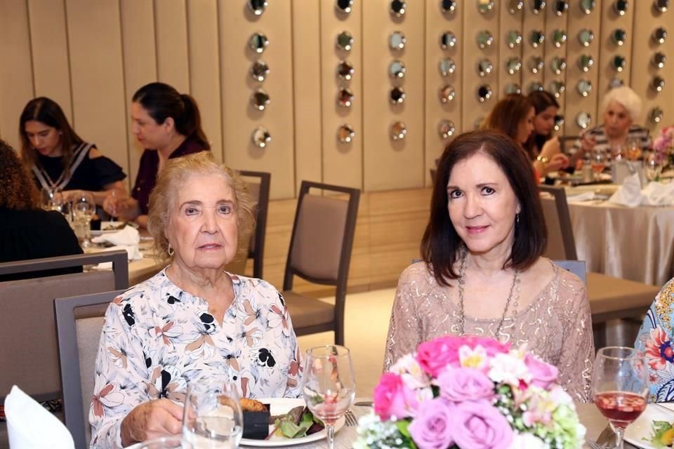 Gloria Fidalgo de Elizondo y María Elena Elizondo de Marcos