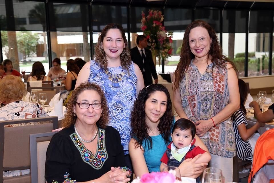 Rita Santos Saldaña, Lolis Marroquín, Rita Saldaña, Sandra Santos y Alex Campos