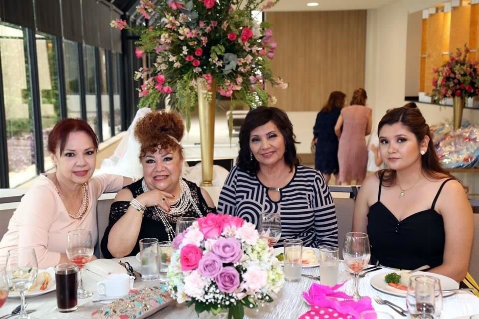 Sol Chavarría, Lolys Miranda, María Elvira Cota de Delfín y Mariel Delfín