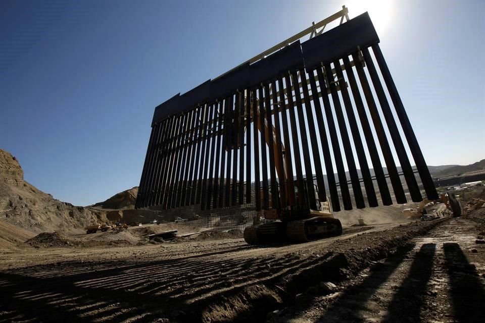 Un grupo 'cazamigrantes' levantó un muro de 1.6 kilómetros en la frontera entre México y EU gracias a una campaña que recaudó 22 mdd.