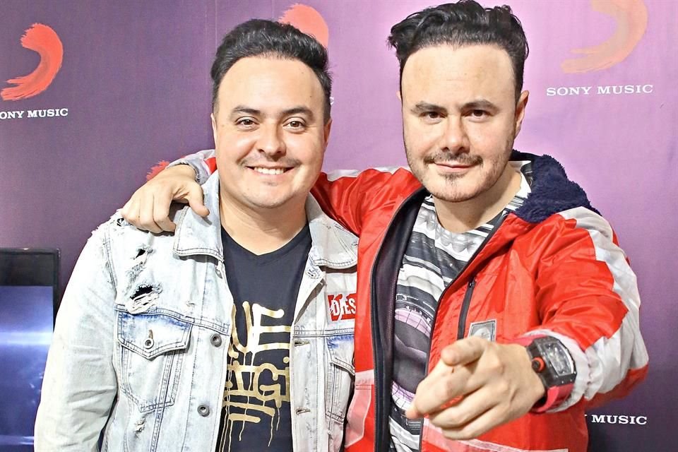 Los hermanos Ortega Castro promocionan en Monterrey su sencillo 'Deberías Estar Aquí'.