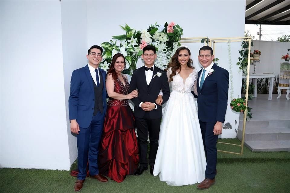 Dalí Hernández, Miriam Guajardo de Hernández, los novios y Jesús Hernández