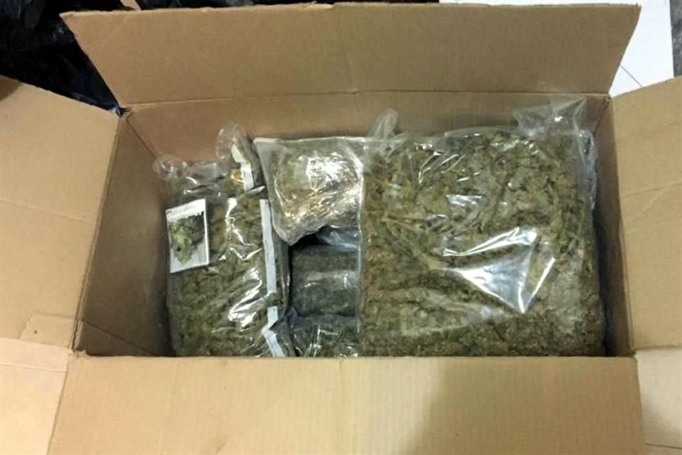 Durante las detenciones se aseguraron sustancias con las características propias de la mariguana y metanfetamina.