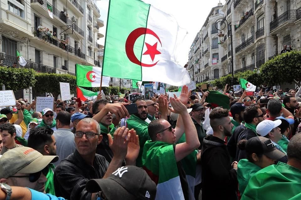 Congregados en la vecina plaza de Audin, marcharon en grupo hacia la avenida Pasteur al grito de 'No al régimen corrupto' y consignas en contra del Jefe del Ejército, Ahmed Gaïd Salah.
