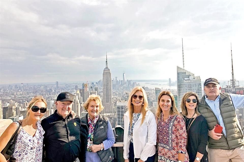 En familia, en el mirador Top of the Rock del Rockefeller Center, en Manhattan. Michelle Lepeley, Enrique Lepeley, Marcela Cambiaso, Vero Lepeley, Denise Lepeley, Paula Lepeley y Enrique Lepeley