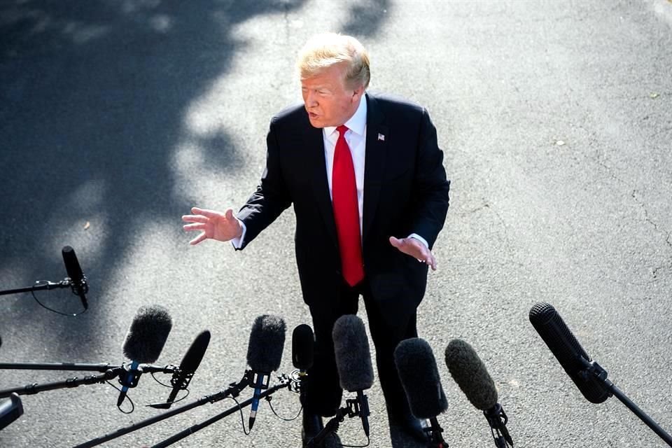 El presidente estadounidense, Donald J. Trump, habla con los medios a su salida de la Casa Blanca, antes de viajar al estado de Colorado, en Washington, Estados Unidos, este jueves.