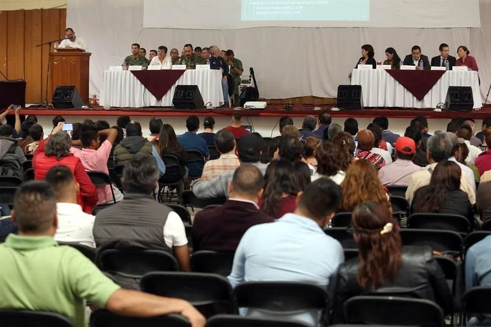 Militares, personal de SEMARNAT, habitantes de Zumpango y autoridades municipales participan en el foro aeropuerto Santa Lucía.