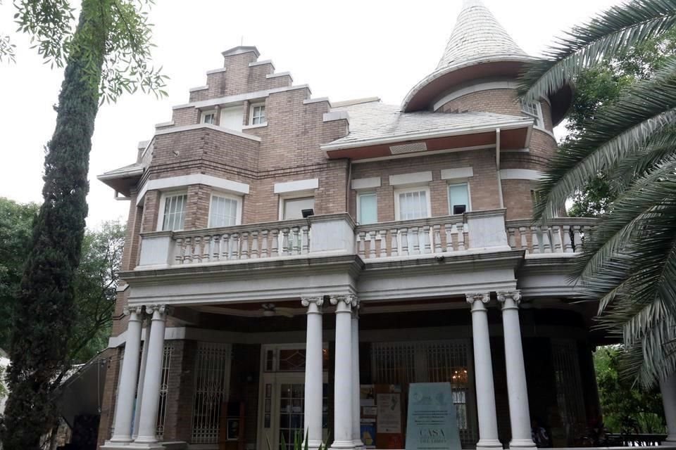 El lenguaje arquitectónico de la Casa Universitaria del Libro se conoce en Estados Unidos como estilo Reina Ana, y en la Ciudad como 'chalet'.