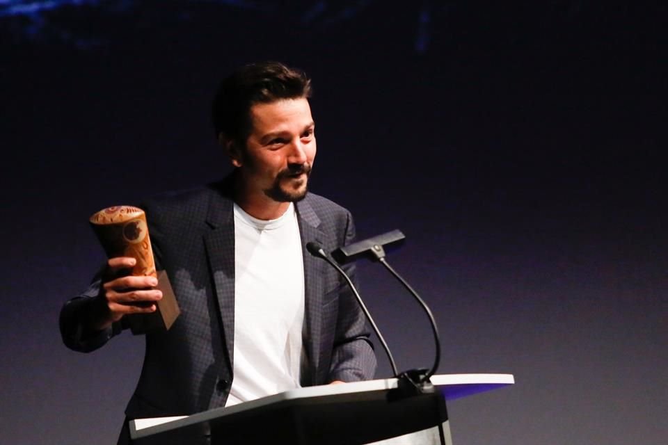 Diego Luna recibió el Premio Artista Distinguido.