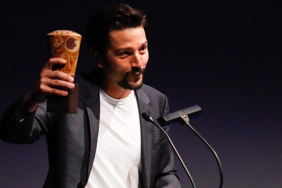 Diego Luna recibió el Premio Artista Distinguido.