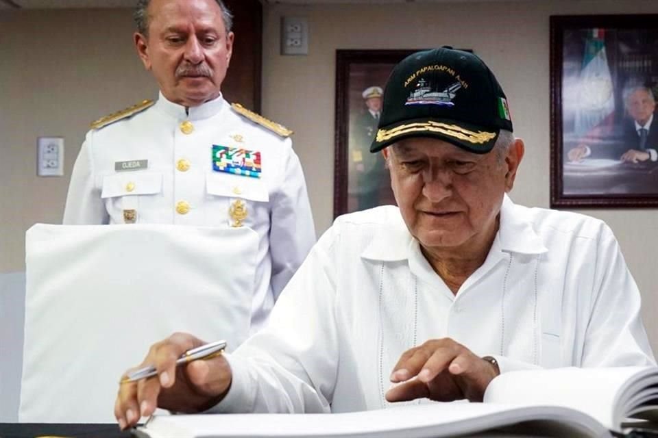 El Presidente Andrés Manuel López Obrador encabezó el aniversario del Día de la Marina Nacional a bordo del buque Papaloapan, en Veracruz.