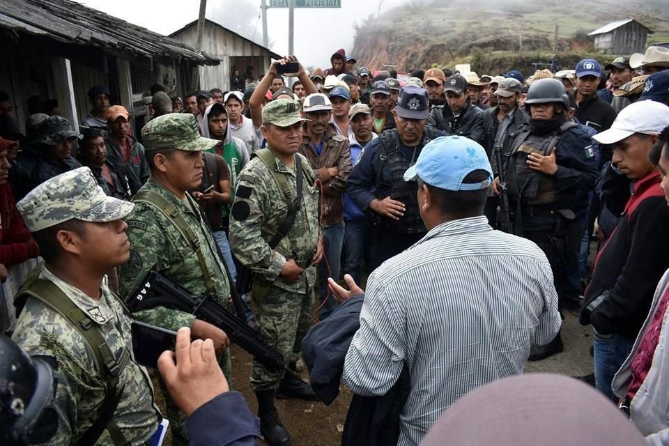 Campesinos de comunidades de la Sierra retuvieron ayer a un grupo de militares y policías estatales en demanda de fertilizante.