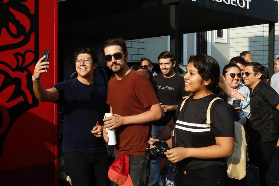 El actor recorrió la exhibición durante tres horas.