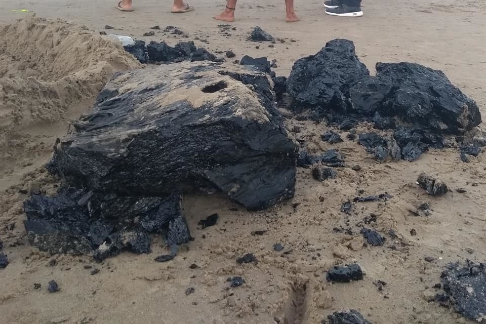 La piedra de chapopote de unos 6 metros de largo llegó a la costa de Playa Miramar.