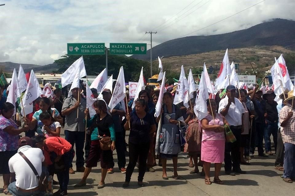 Los integrantes de organizaciones campesinas exigen la entrega de fertilizantes.