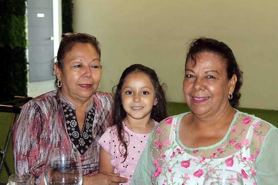 Andrea Guzmán de Domínguez, Rebeca Domínguez y Leonila Guzmán