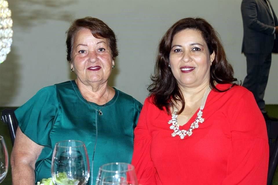 Consuelo Martínez González y Marina Macías