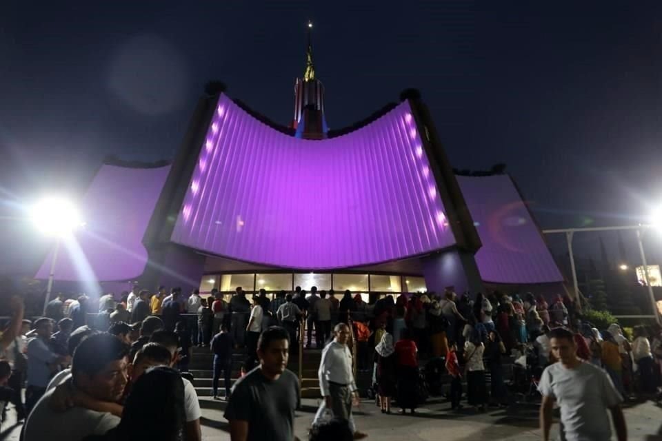 Tras arresto del líder de la Luz del Mundo en California, feligreses se congregan en la sede internacional de esta Iglesia en Guadalajara.