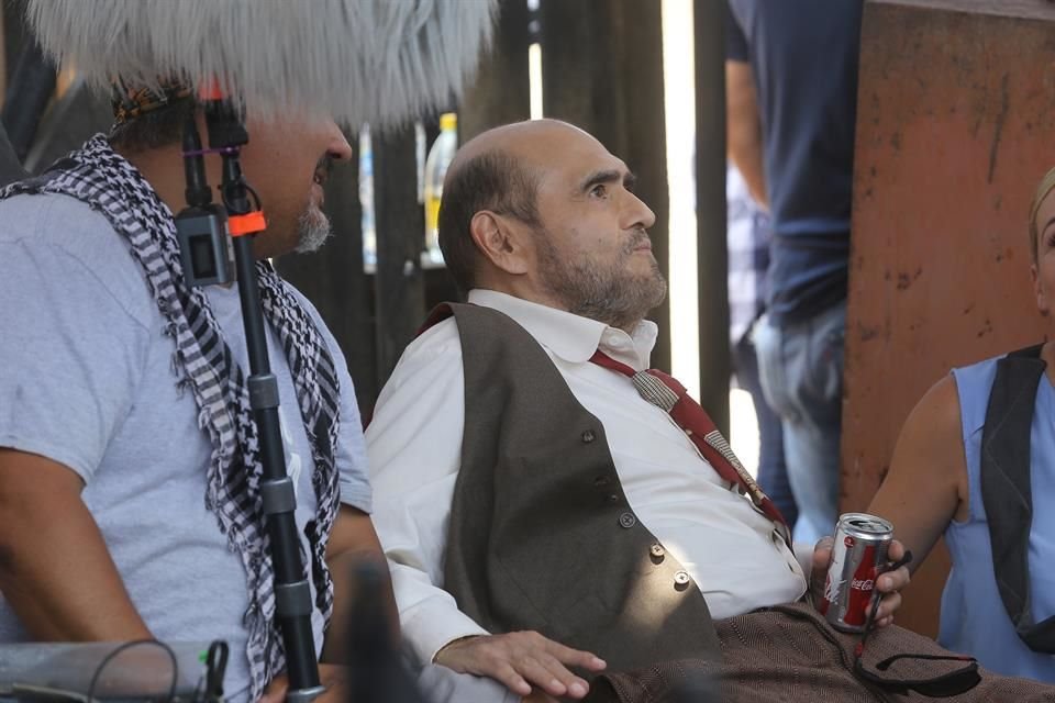 EL vestuario de Édgar Vivar, quien interpreta a un contador, es un traje que Joaquín Pardavé usó en dos películas.