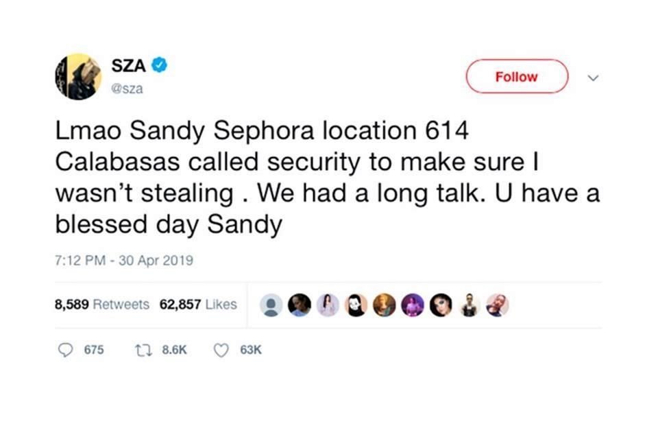 La artista publicó en abril que una empleada identificada como Sandy llamó a personal de seguridad porque creía que ella podría robar cosméticos