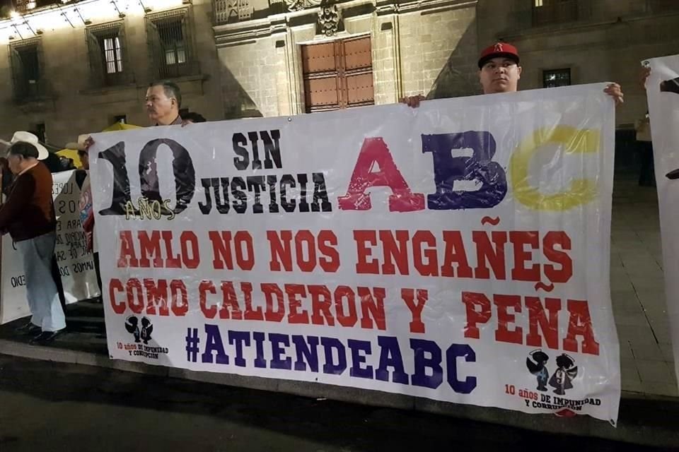 Padres de víctimas de Guardería ABC protestan afuera de Palacio Nacional para exigir justicia por incendio en que murieron 49 niños en 2009.