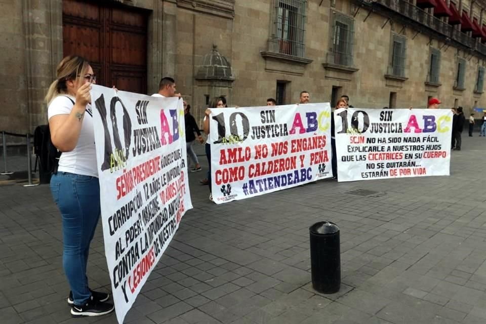 Padres de víctimas de Guardería ABC protestan afuera de Palacio Nacional para exigir justicia por incendio en que murieron 49 niños en 2009.