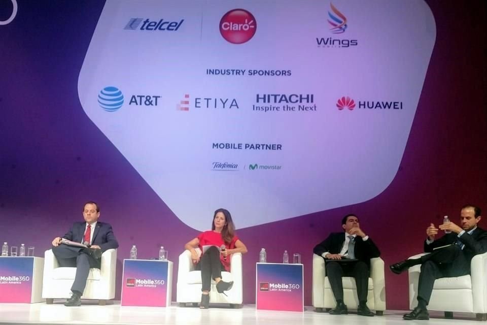 Mónica Aspe de AT&T, y Alejandro Cantú (primero derecha a izquierda) compartieron escenario en donde intercambiaron acusaciones.