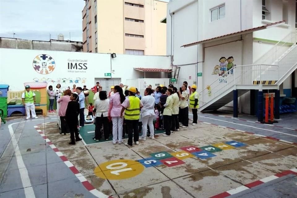 Según el informe, el tiempo sugerido para la evacuación y reunión de todos los niños y personal docente fue de dos minutos.