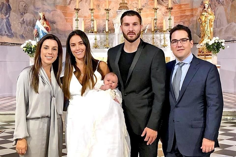 Los que en estos días se convirtieron en compadres del jugador de los Tigres, André-Pierre Gignac y su esposa Deborah, fueron Francisco Lobo y Miriam Salas de Lobo.