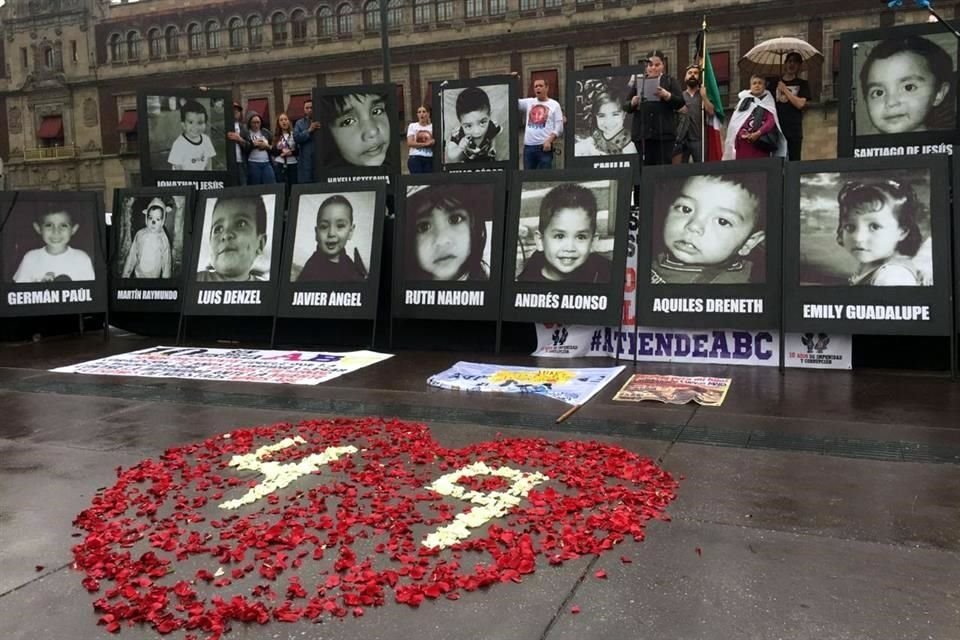 Padres de niños que murieron en la Guardería ABC de Sonora exigen en el Zócalo de la CDMX justicia a 10 años de la tragedia.