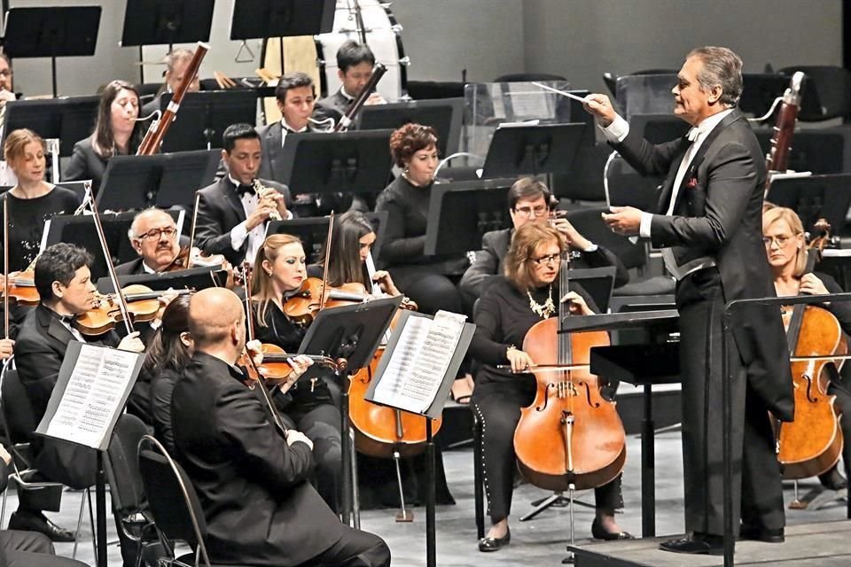 Eduardo Diazmuñoz, director artístico de la Sinfónica de la UANL, anunció su nueva serie 'Pasaporte musical'.