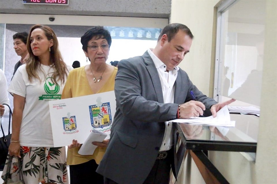 El Diputado priista Jorge de León propuso quitar las fumarolas de las chimeneas del Escudo de Nuevo León.