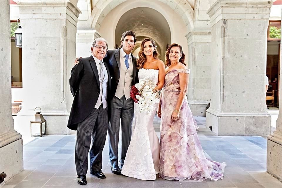 CON LOS PAPÁS DE LA NOVIA. Santiago Muñoz Lorente y María Estela Espada de Muñoz