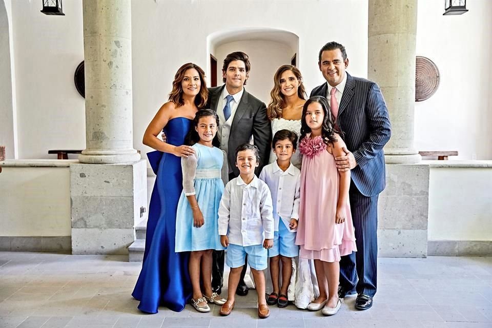 Ana Sofía Durán de Paláu y Sergio Paláu con sus hijos Ana, Gabriel, Federico y Mía Paláu Ancira