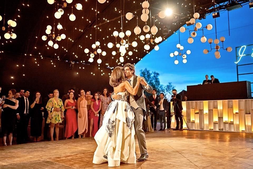 Juan Pablo durante el vals con su mamá Christine Ancira de Durán