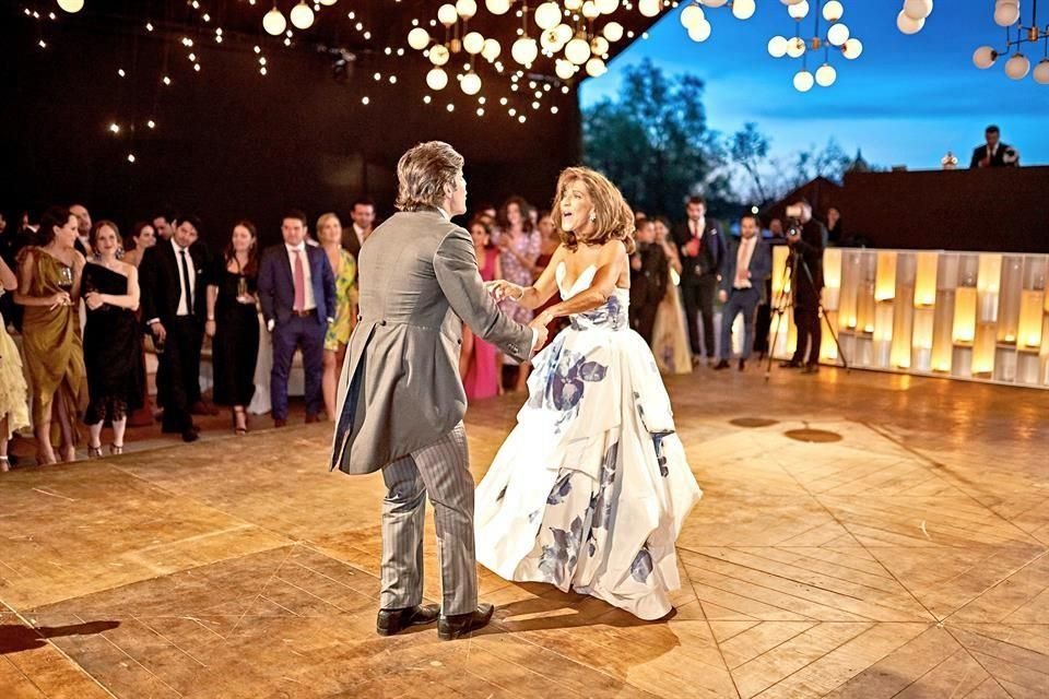 Juan Pablo durante el vals con su mamá Christine Ancira de Durán
