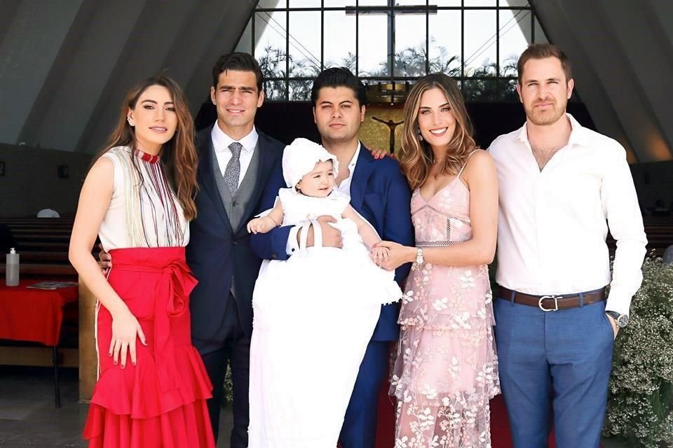 Adriana Briseño, Antonio Briseño, Alejandro Nájar con la bautizada, Alethia Sada de Briseño yAlejandro Martínez