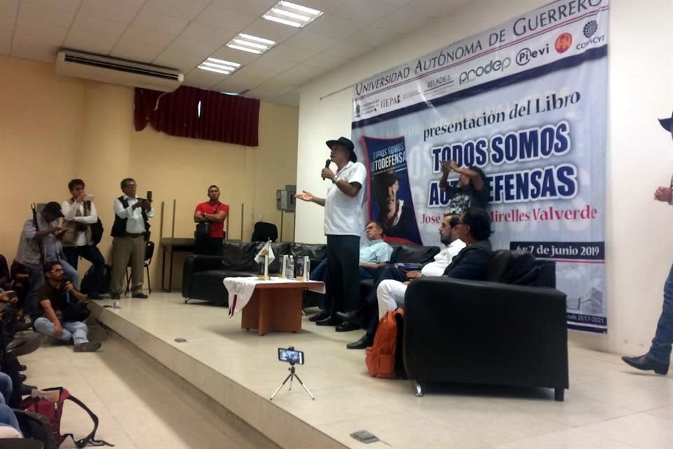 Mireles presentó su libro en Guerrero.