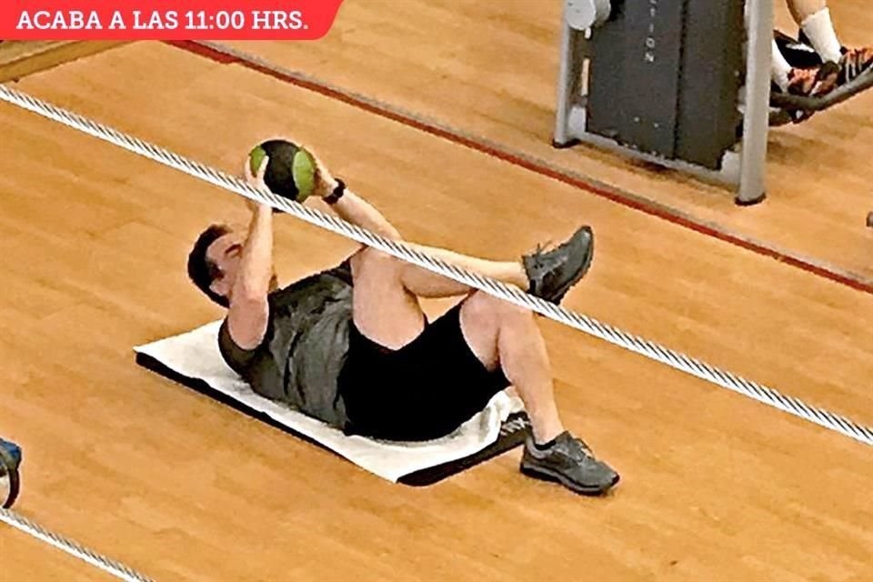 Se retira a las 11:00 horas.