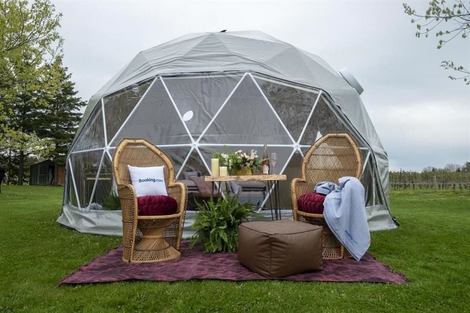 Booking.com lanzó un 'glamping' en los viñedos  Two Sisters, en Niagara-on-the-Lake, con un programa especial para celebrar el Día del Rosé.