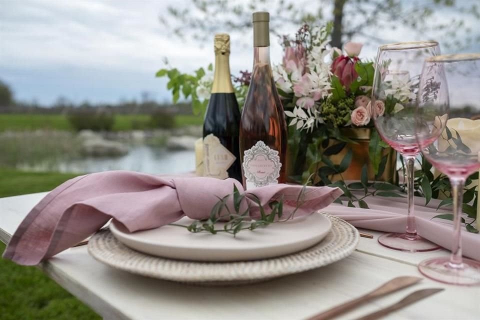 Booking.com lanzó un 'glamping' en los viñedos  Two Sisters, en Niagara-on-the-Lake, con un programa especial para celebrar el Día del Rosé.