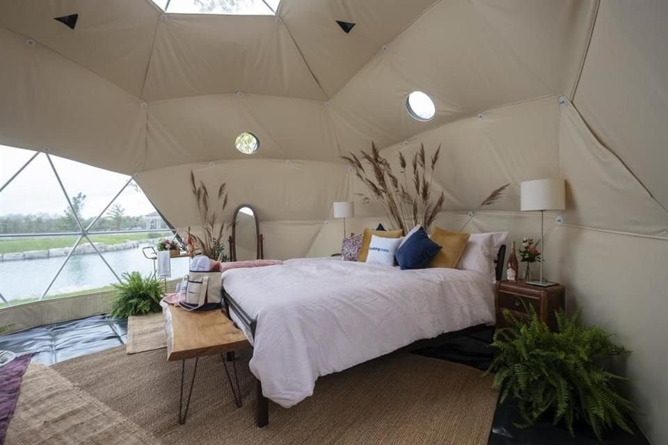 Booking.com lanzó un 'glamping' en los viñedos  Two Sisters, en Niagara-on-the-Lake, con un programa especial para celebrar el Día del Rosé.