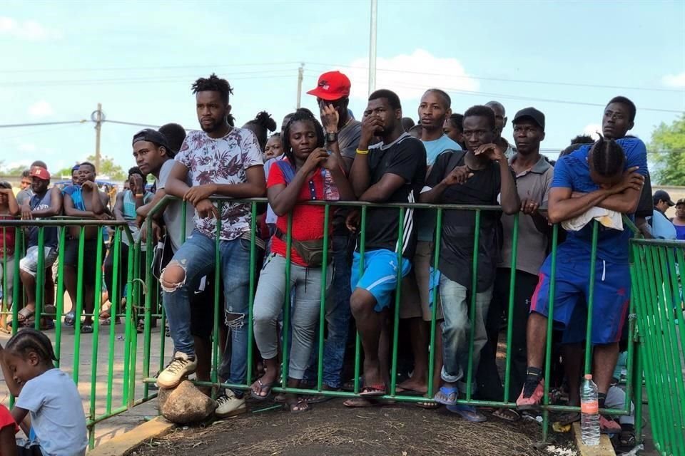 Migrantes aguardan en estación de INM para ser atendidos. El pacto con EU contempla el despliegue de la Guardia Nacional en la frontera sur.