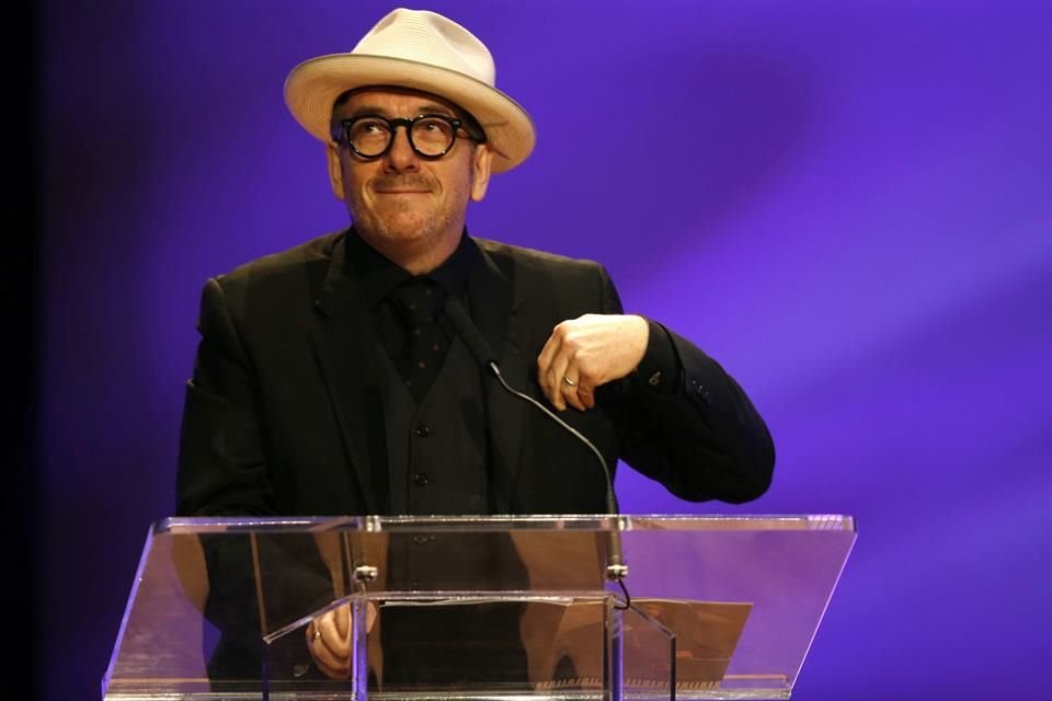 Elvis Costello bromeó al recibir el nombramiento de Oficial de la Orden del Imperio Británico por la Reina Isabel II como parte de la celebración de cumpleaños de la soberana.