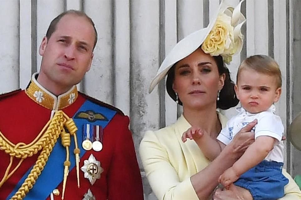 El Príncipe Luis, el menor de los tres hijos de los Duques de Cambridge, hizo su primera aparición en el Palacio de Buckingham.