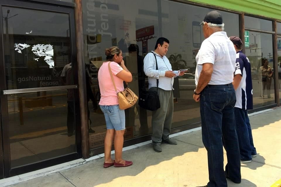 Usuarios confundidos por el cierre de Naturgy en Plaza Opción San Nicolás.