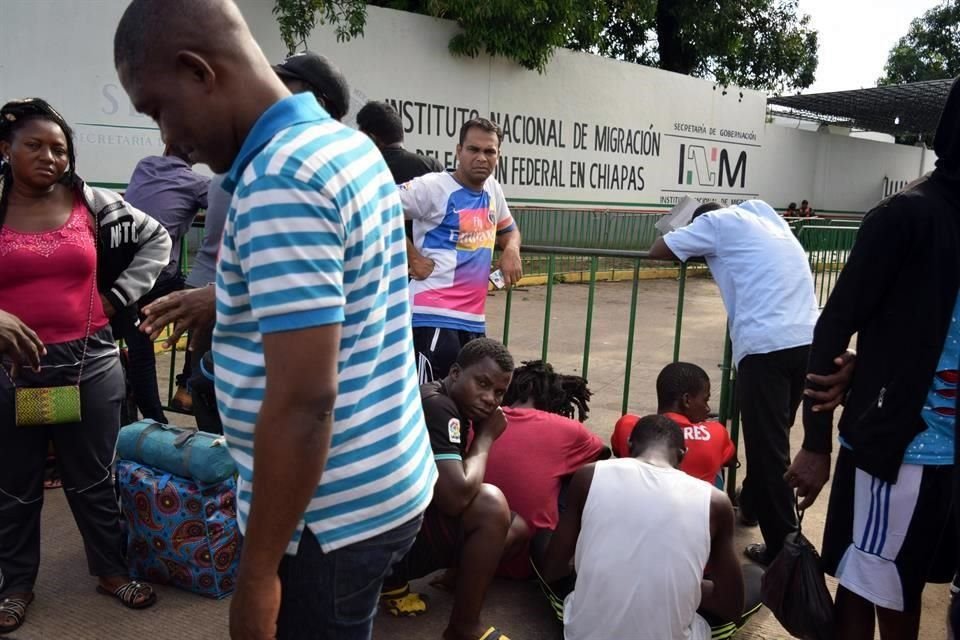 Migrantes esperan afuera de la Estación Siglo 21 del INM en Tapachula, Chiapas.