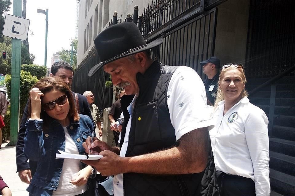Mireles a su salida de la Secretaría de Gobernación.