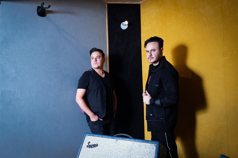 Los intérpretes de 'Mi Persona Favorita' alistan su nueva producción, 'Rojo'.